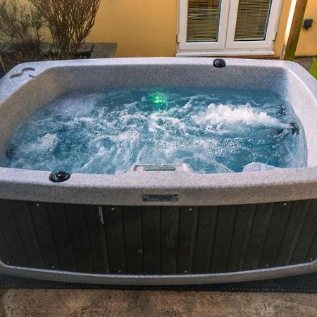 The Retreat, Own Hot Tub, Romantic Escape, Near Лайм Риджис Екстериор снимка