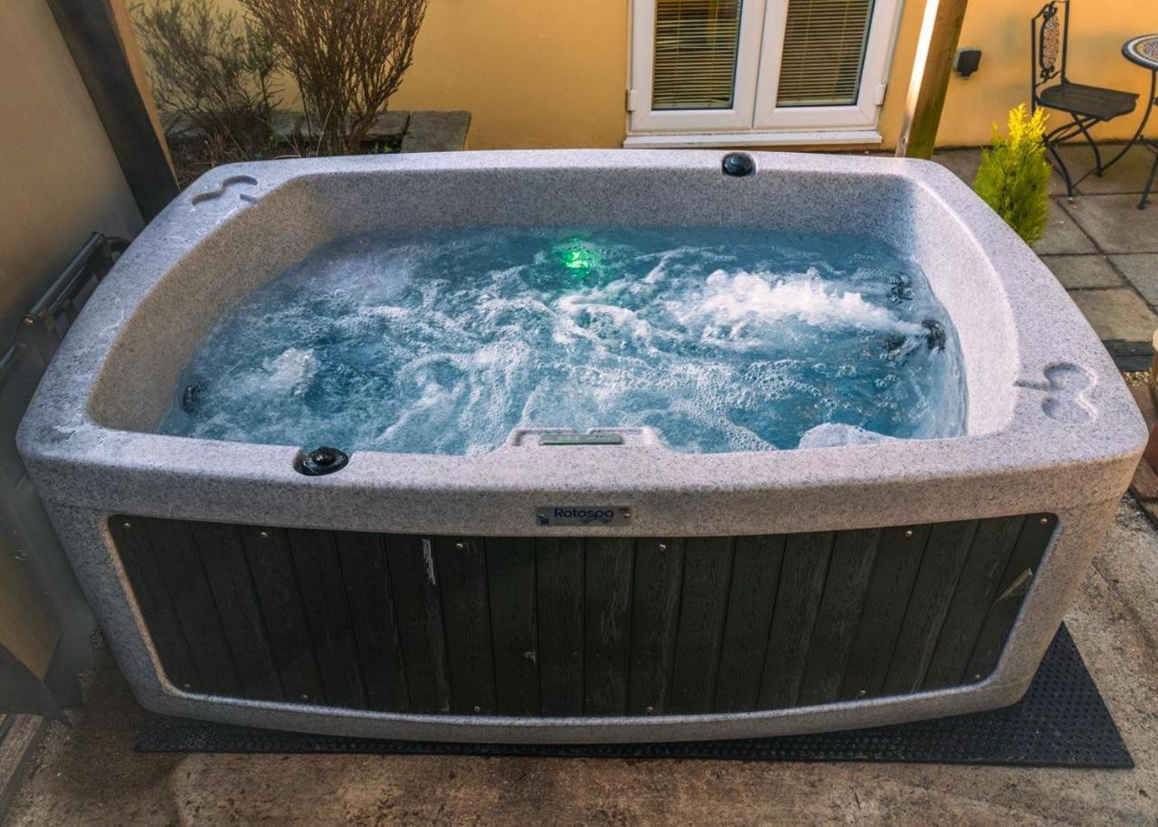 The Retreat, Own Hot Tub, Romantic Escape, Near Лайм Риджис Екстериор снимка